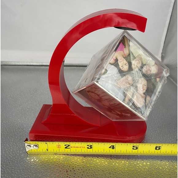 Floating Acrylic Photo Cube w/ Magnetic Base - Picture 4 of 9